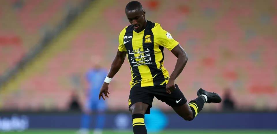 Jugador de Ittihad realizando un pase en el campo