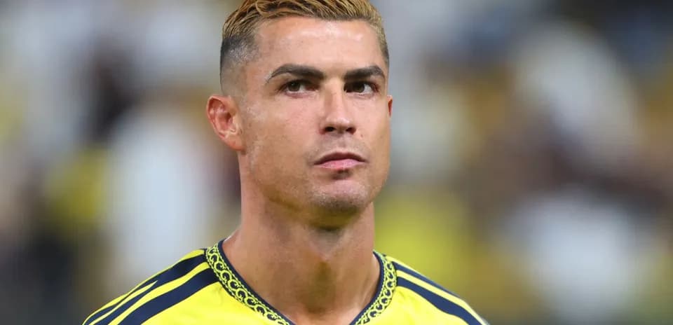 Jugador con camiseta amarilla en campo de fútbol