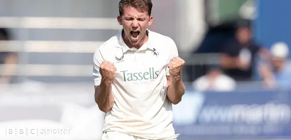 Jugador de cricket celebrando tras tomar un wicket