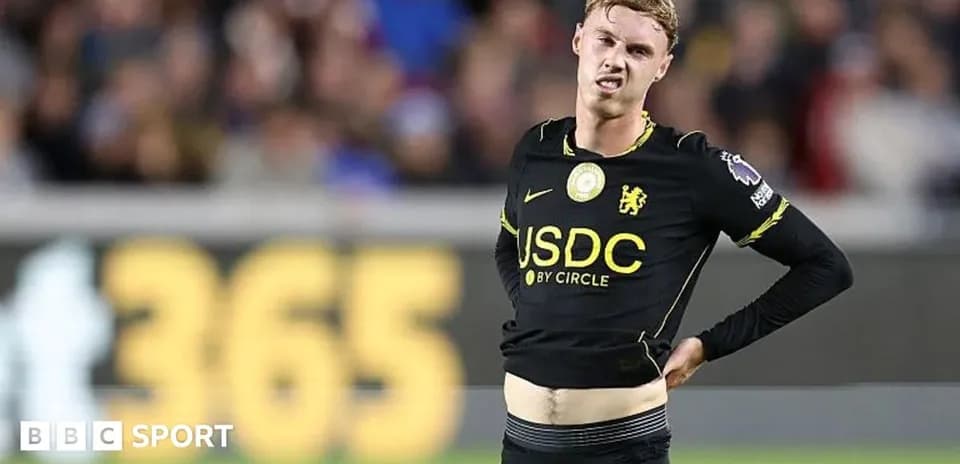 Jugador de Chelsea mostrando gesto de incomodidad en partido