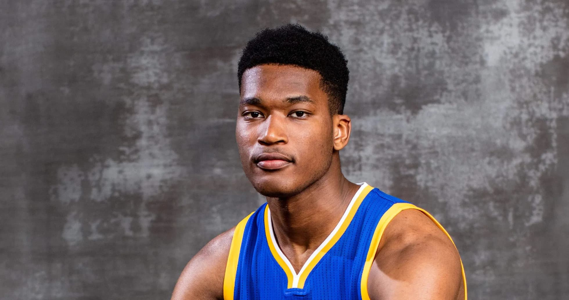 Jugador de baloncesto posando con uniforme azul