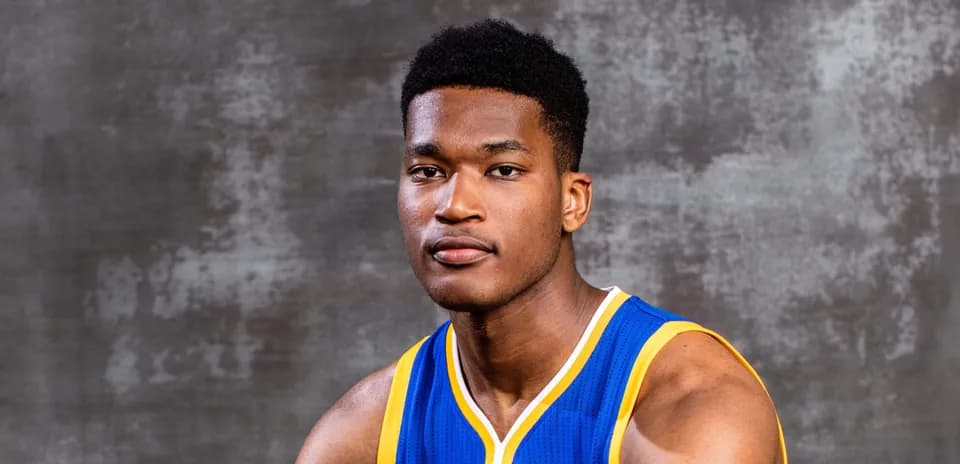 Jugador de baloncesto posando con uniforme azul