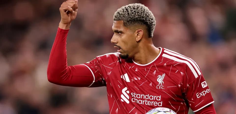 Jugador de Liverpool señalando durante el partido