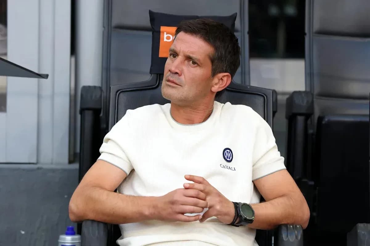 Entrenador sentado en el banquillo durante el partido