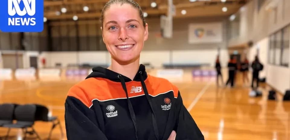 Jugadora sonriente en la cancha de netball