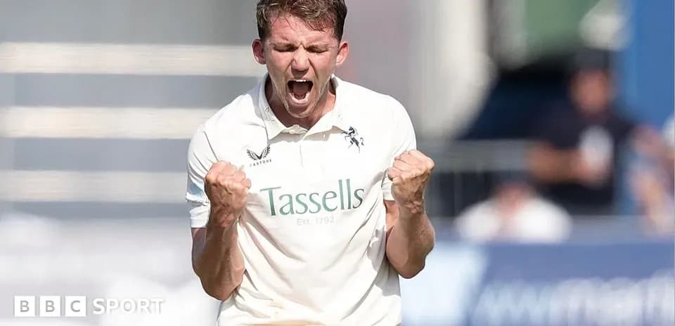 Jugador de cricket celebrando un wicket en el partido