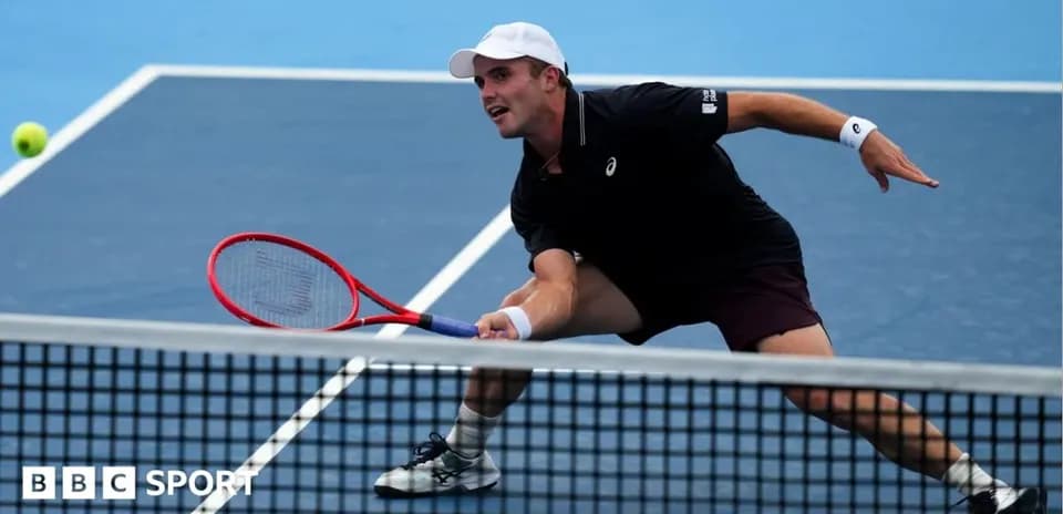 Jugador de tenis golpeando la pelota en la cancha