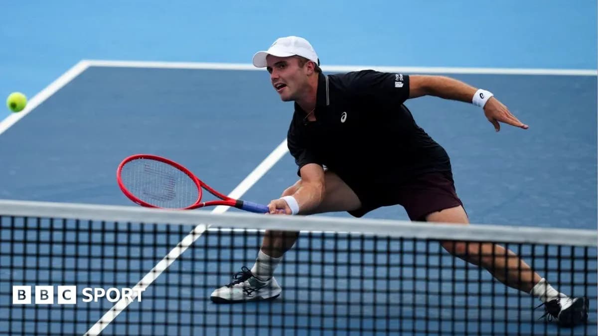 Jugador de tenis golpeando la pelota en la cancha