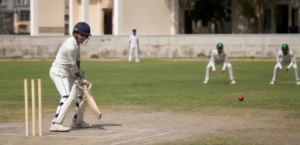 Bateador en acción durante un partido de cricket