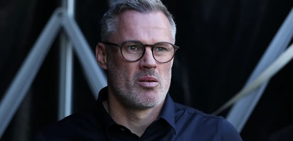 Hombre con gafas mirando hacia adelante en un fondo oscuro