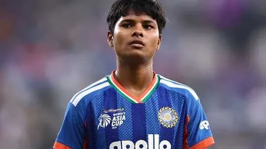 Jugador de cricket con camiseta de India en el campo
