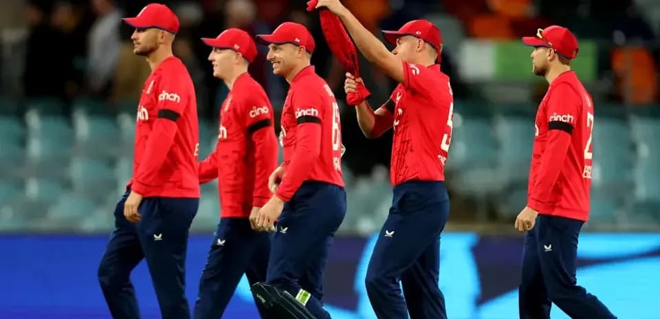 Jugadores de cricket de Inglaterra caminando juntos