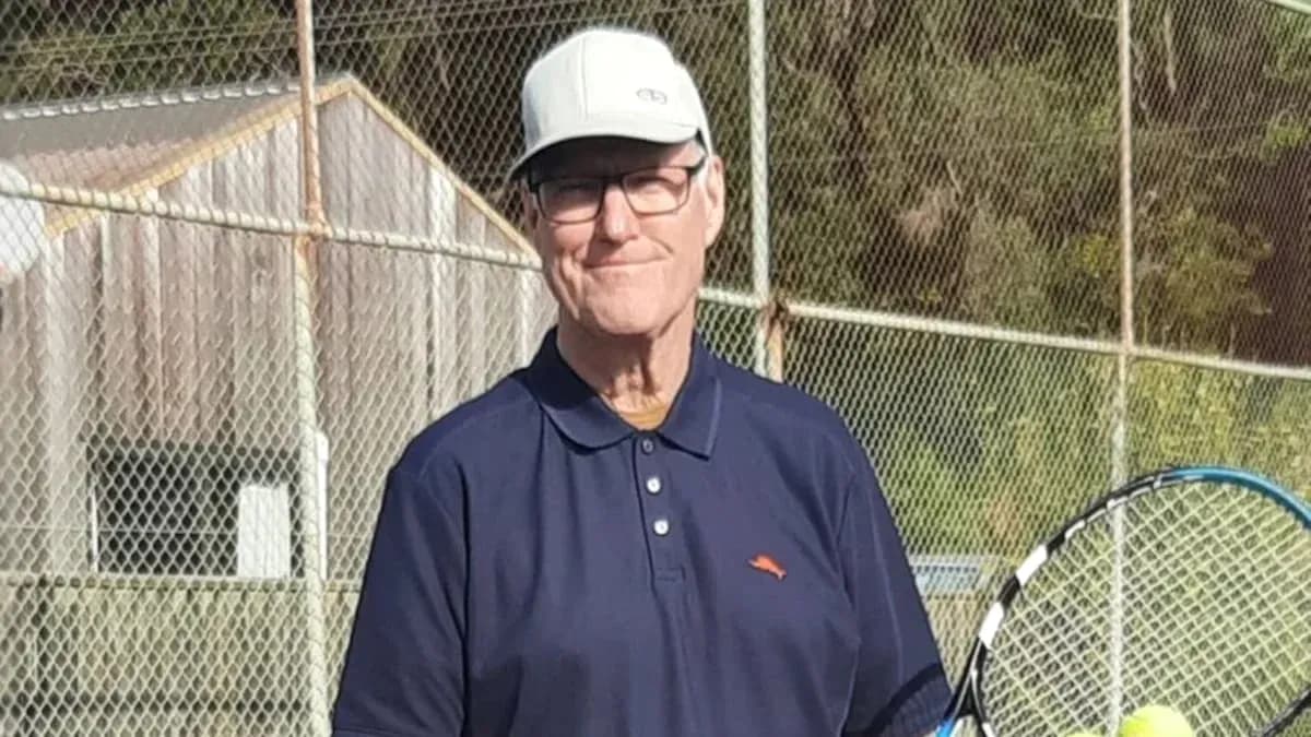 Hombre con raqueta de tenis en cancha al aire libre