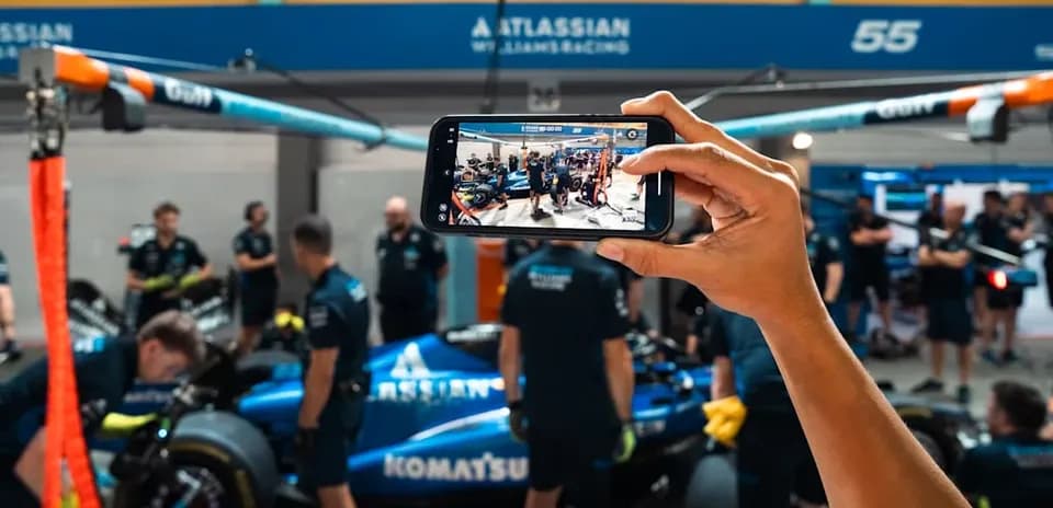 Persona grabando equipo en garaje de Williams Racing