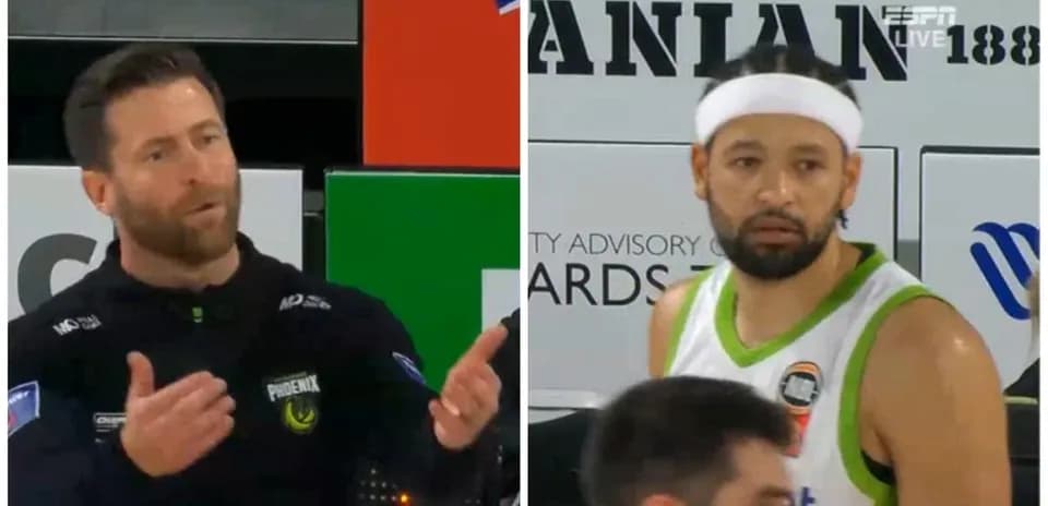 Entrenador hablando mientras jugador observa partido