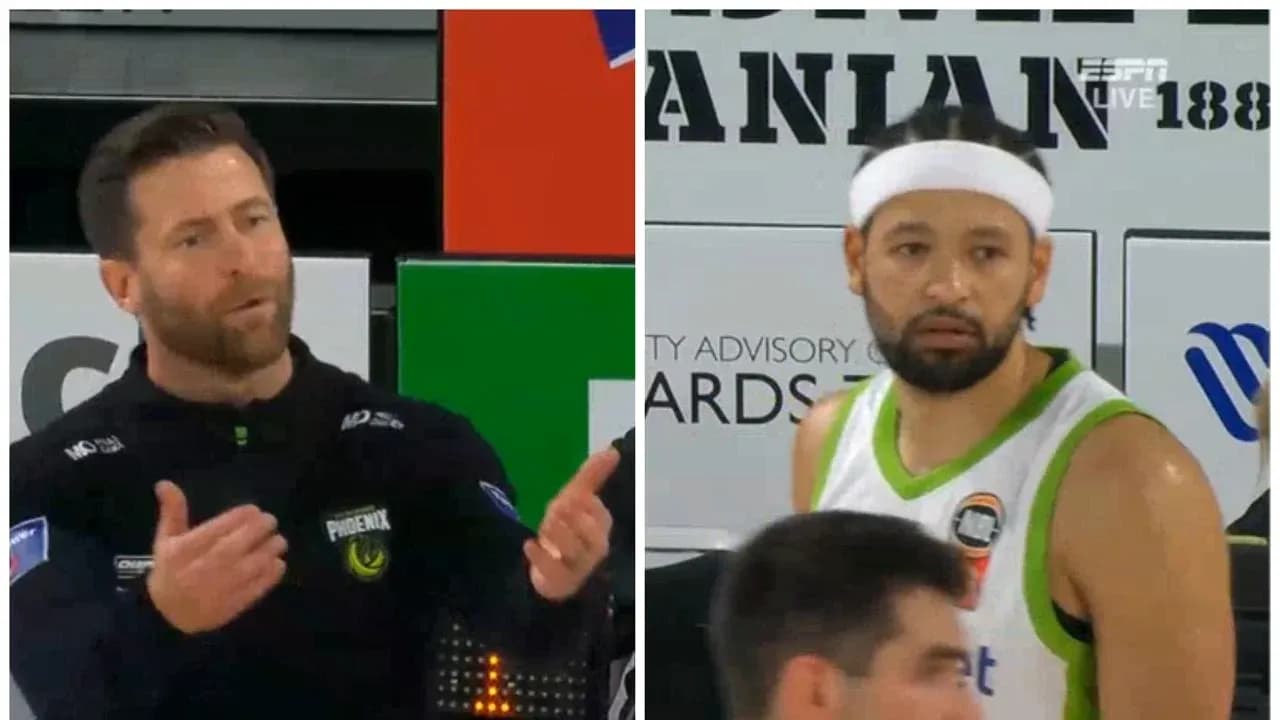 Entrenador hablando mientras jugador observa partido