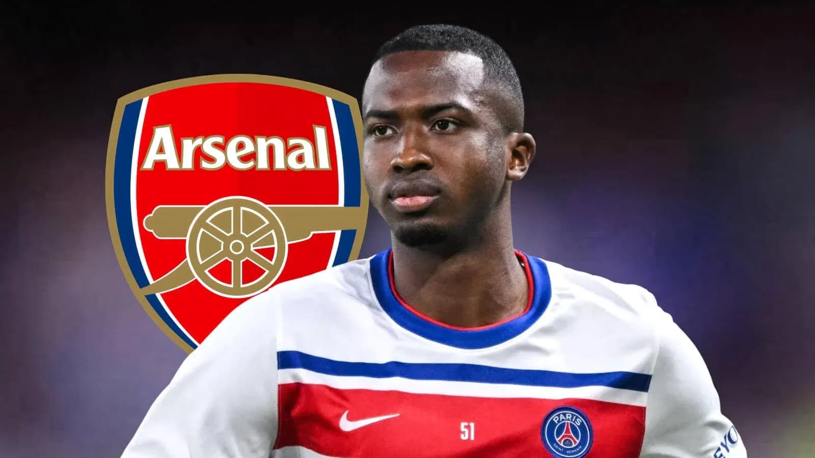 Jugador de PSG frente al escudo del Arsenal