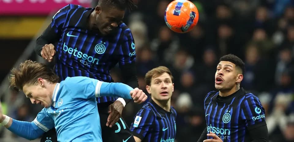 Jugador de Inter saltando para cabecear el balón