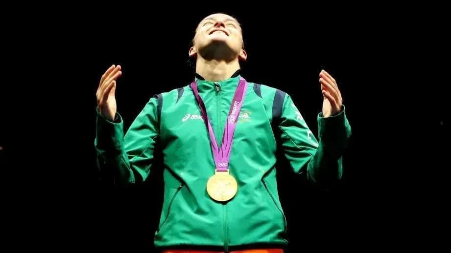Atleta con medalla de oro en ceremonia de premiación
