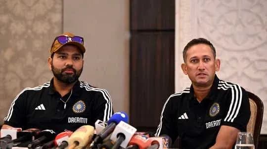 Rohit Sharma y entrenador en conferencia de prensa