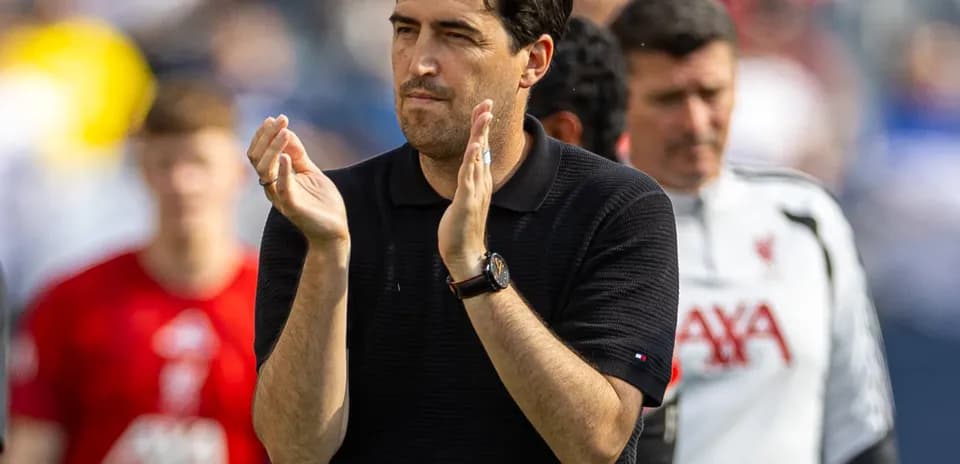 Entrenador aplaudiendo en el campo de juego
