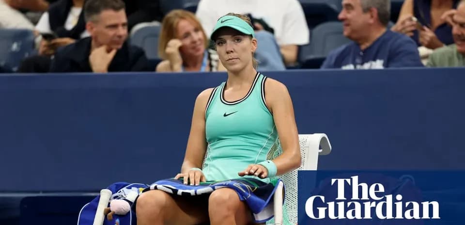 Jugadora sentada en silla durante un partido de tenis