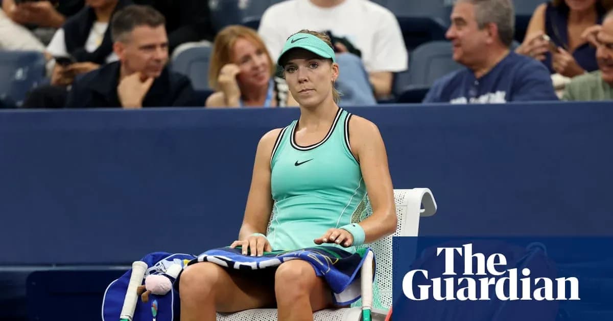 Jugadora sentada en silla durante un partido de tenis