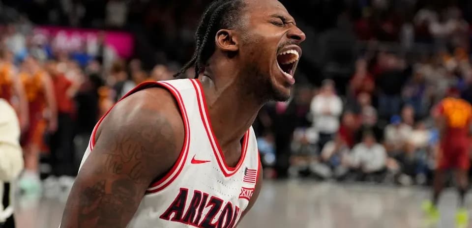 Jugador de baloncesto de Arizona celebrando en la cancha