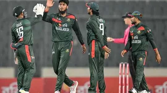 Jugadores de Bangladesh celebrando un wicket en partido