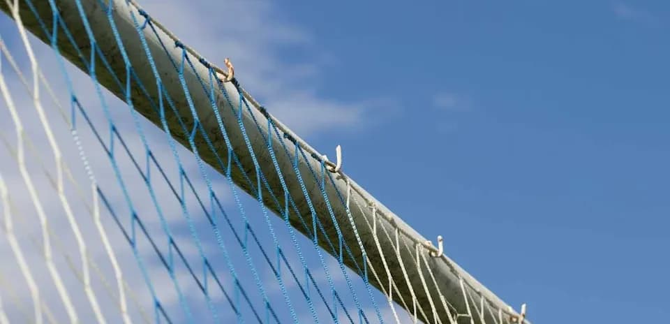 Red de una portería bajo un cielo azul
