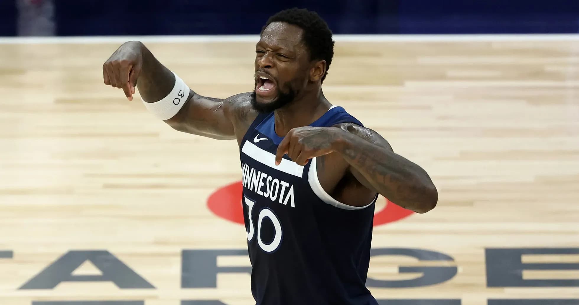 Jugador de baloncesto celebrando en la cancha