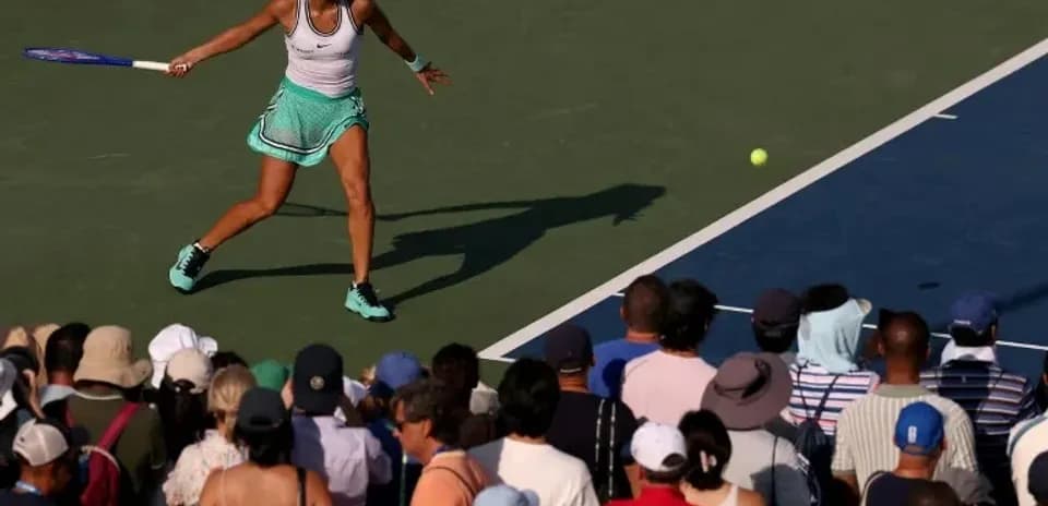 Jugadora golpeando la pelota durante un partido de tenis