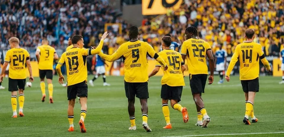 Jugadores de Dortmund celebrando un gol en el campo