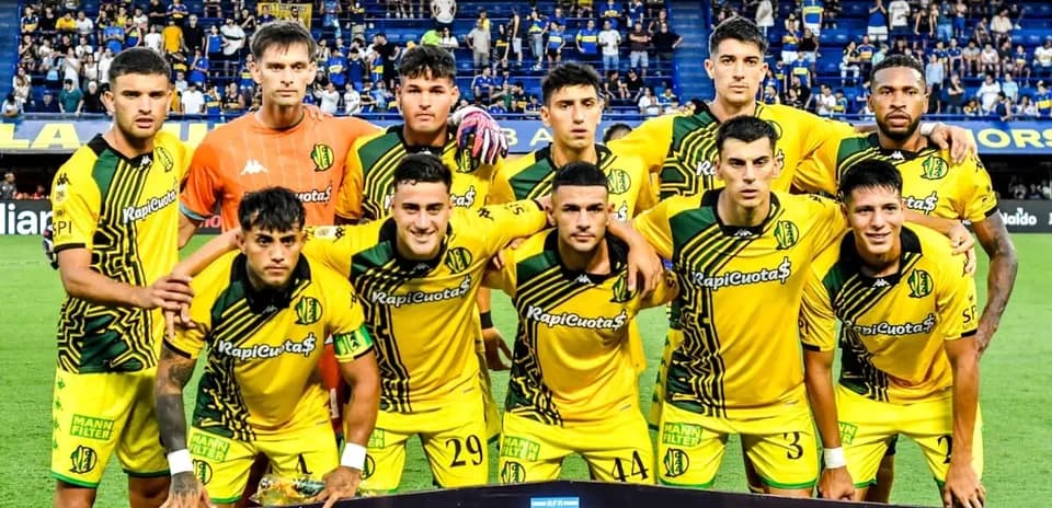 Equipo posando en el campo antes del partido
