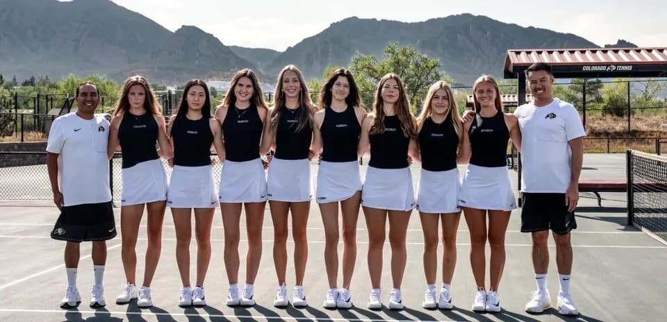 Equipo de tenis femenino posando en la cancha