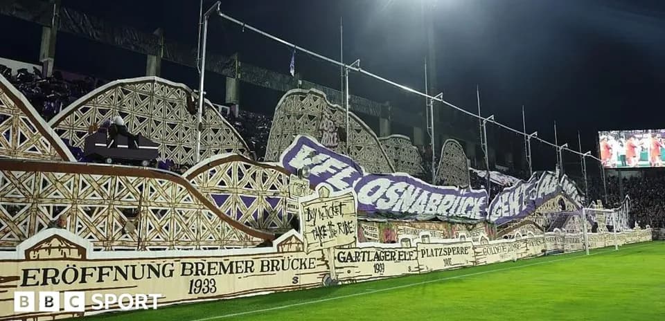 Aficionados mostrando una gran pancarta en el estadio