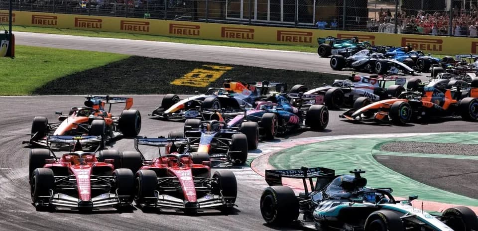 Varios coches de Fórmula 1 compitiendo en curva