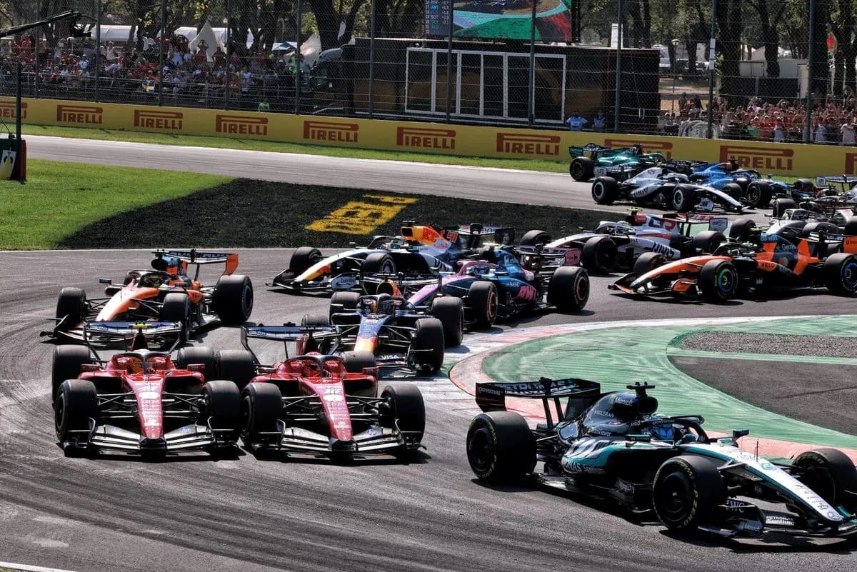 Varios coches de Fórmula 1 compitiendo en curva