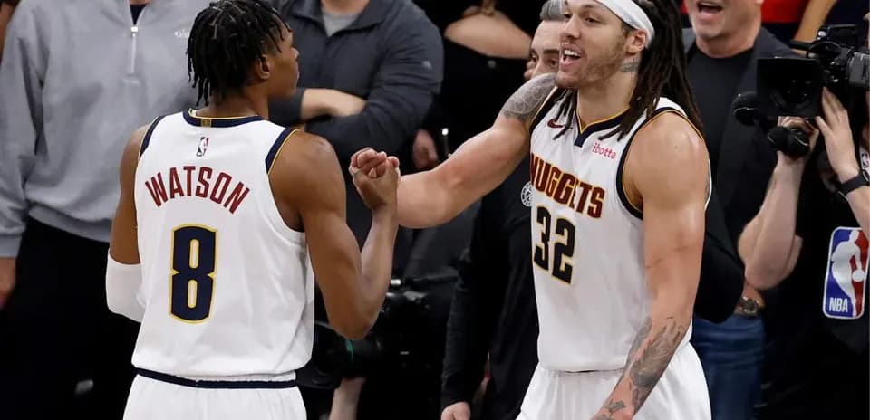 Jugadores de los Nuggets celebrando durante un partido