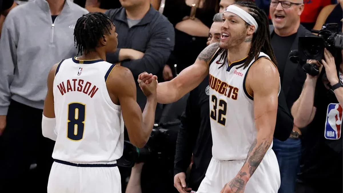 Jugadores de los Nuggets celebrando durante un partido
