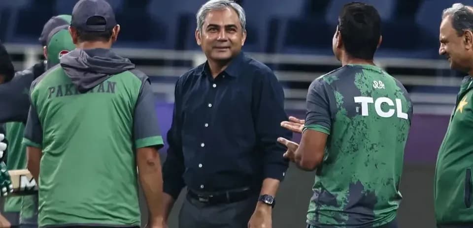Entrenador hablando con el equipo de cricket de Pakistán