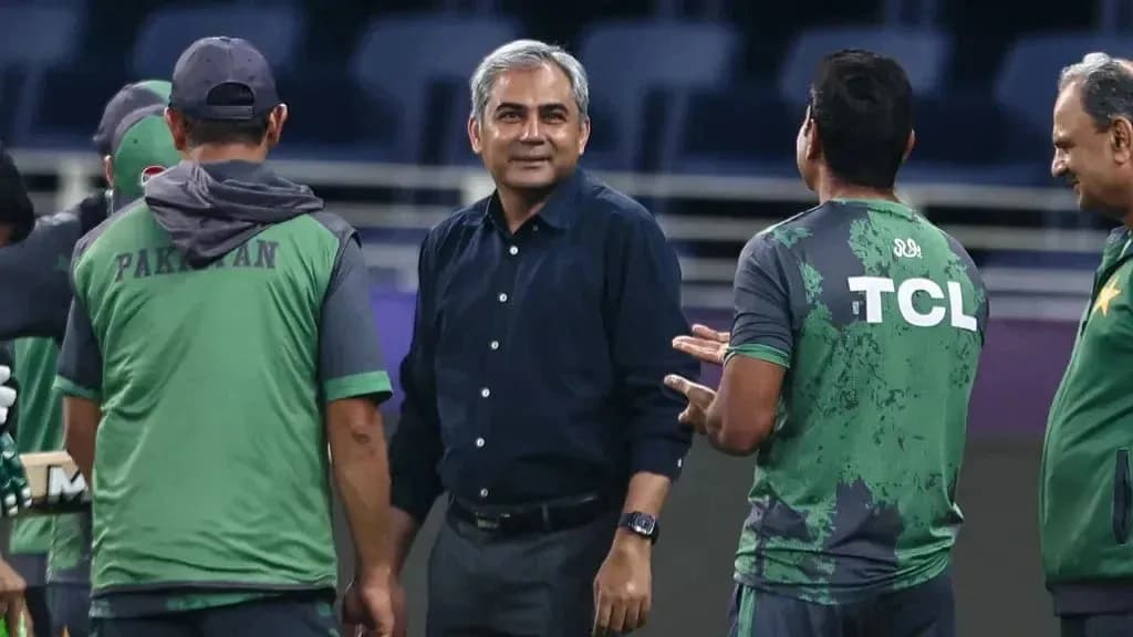 Entrenador hablando con el equipo de cricket de Pakistán