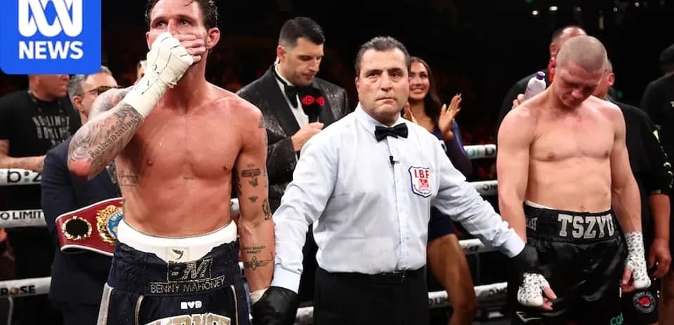 Boxeadores en el ring tras la pelea final
