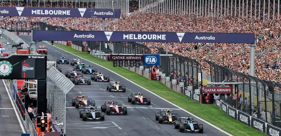 Coches de Fórmula 1 compitiendo en Melbourne