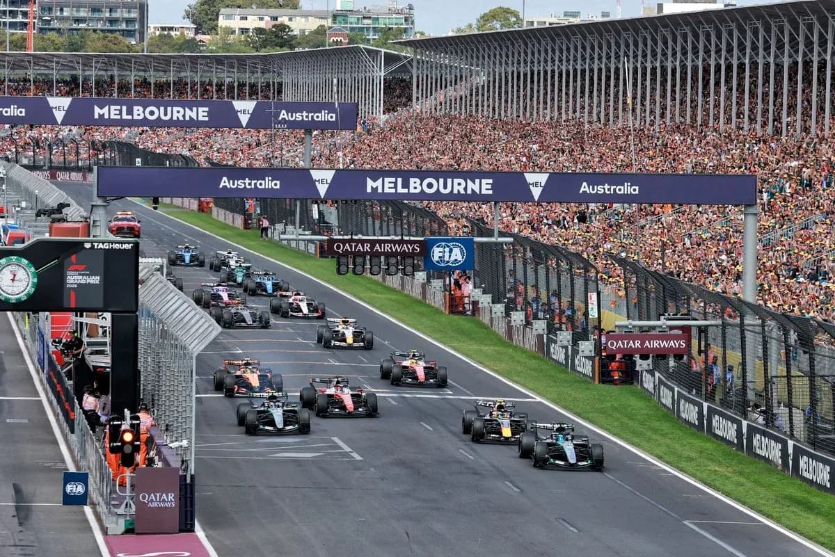 Coches de Fórmula 1 compitiendo en Melbourne