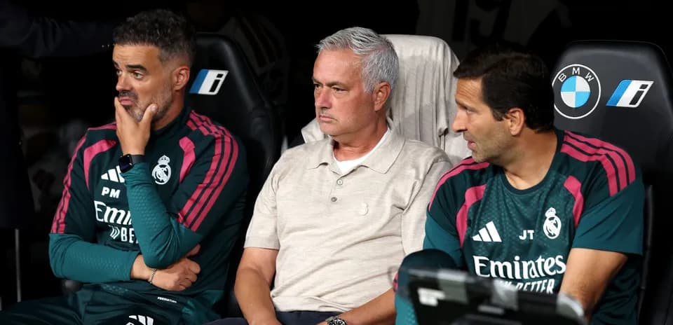 Entrenadores de Real Madrid sentados en el banquillo