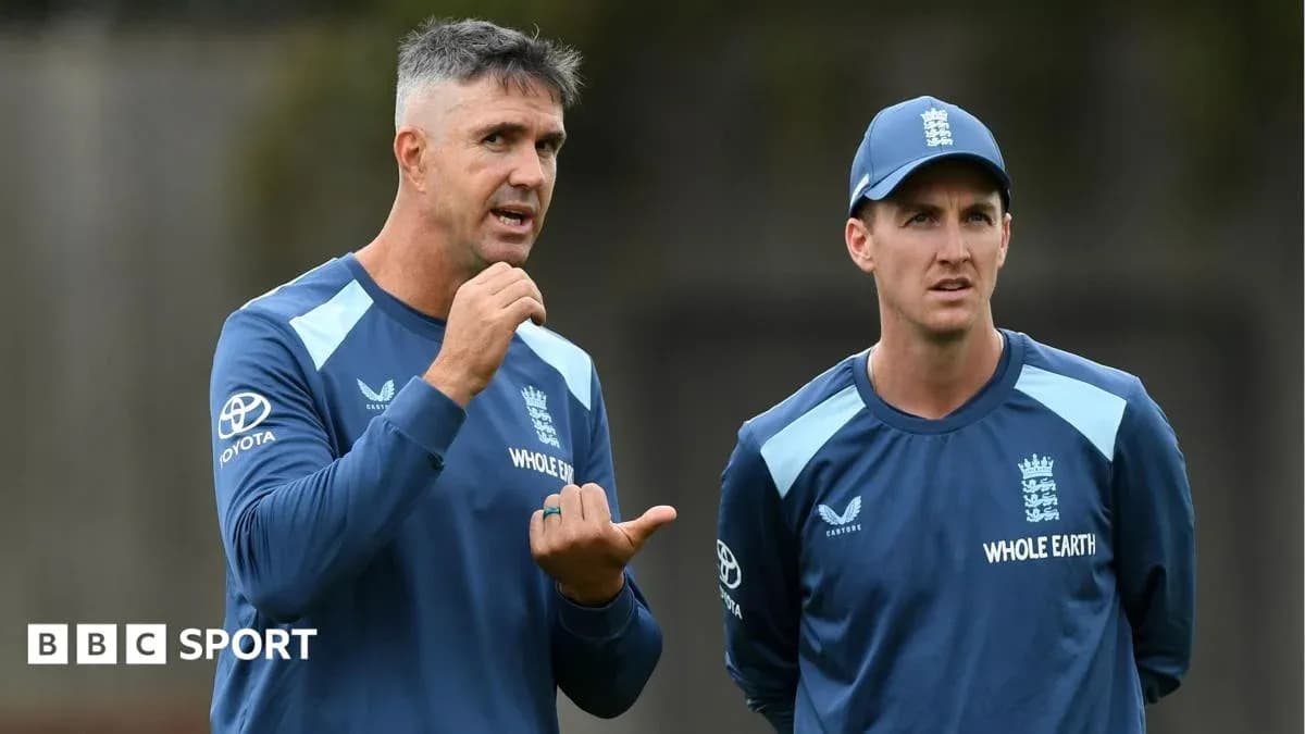 Entrenador hablando con jugador durante sesión de entrenamiento