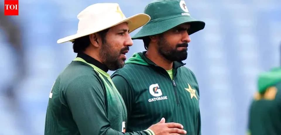 Jugadores de Pakistán conversando en entrenamiento