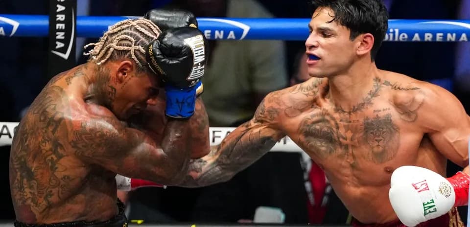 Boxeadores en acción durante una pelea en el ring