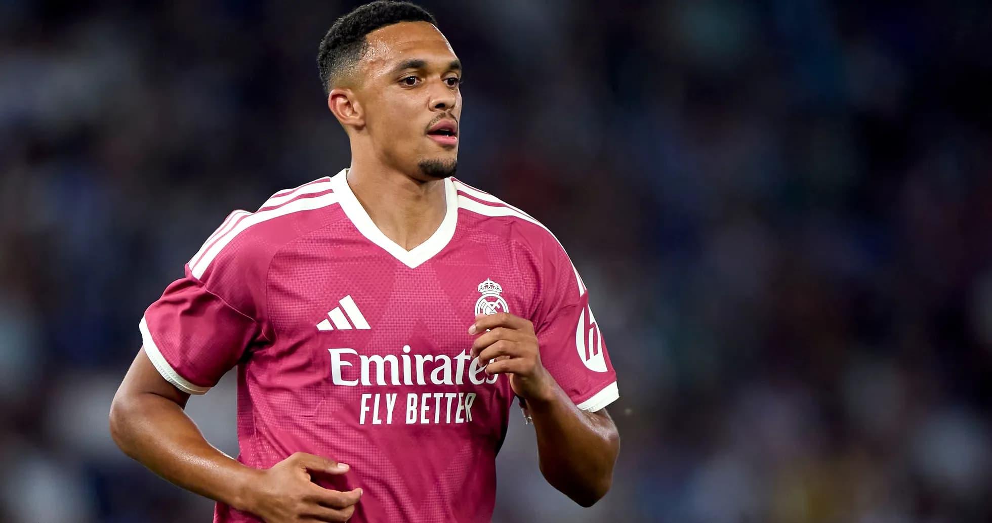 Jugador de Real Madrid en camiseta rosa corriendo